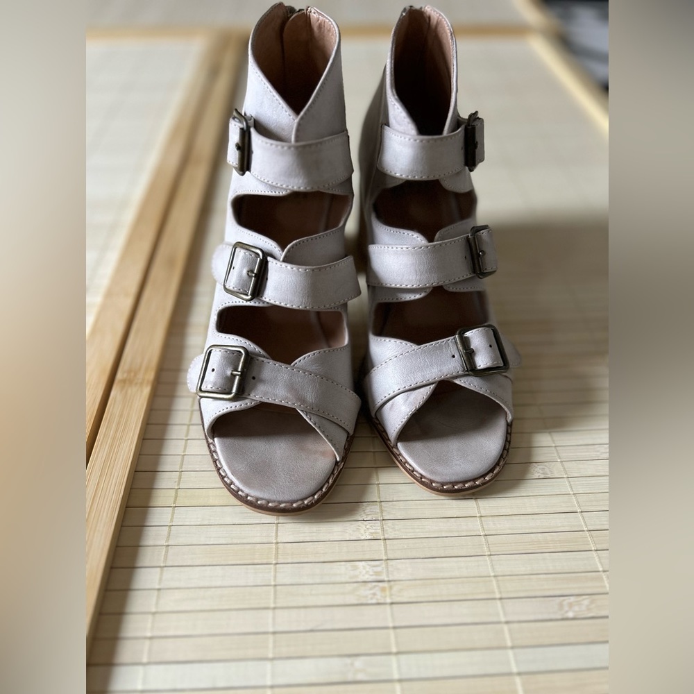 Beast fashion heel with 3 buckle detail 
Like new condition 
Size:8 - Picture 2 of 4